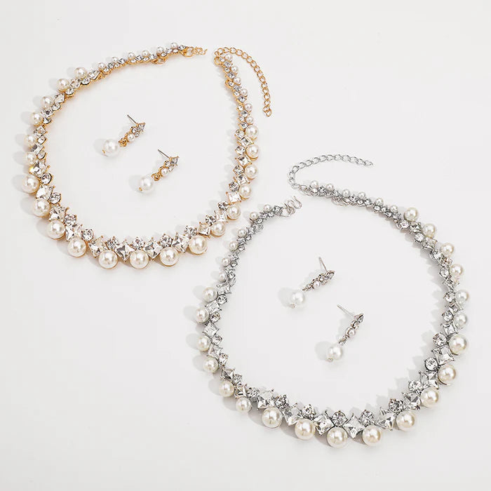 ELEGANTE CONJUNTO DE COLLAR Y PENDIENTES DE PERLAS