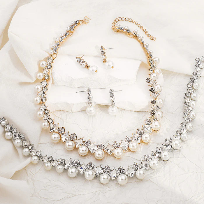 ELEGANTE CONJUNTO DE COLLAR Y PENDIENTES DE PERLAS